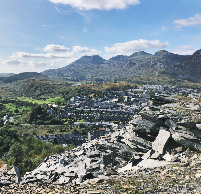 Golygfa o Flaenau Ffestiniog, gyda'r mynyddoedd yn y cefndir.