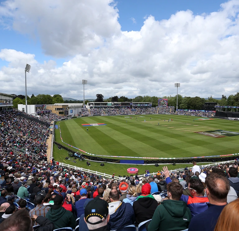 Torfeydd yn stadiwm criced Gerddi Sophia yn gwylio gêm.