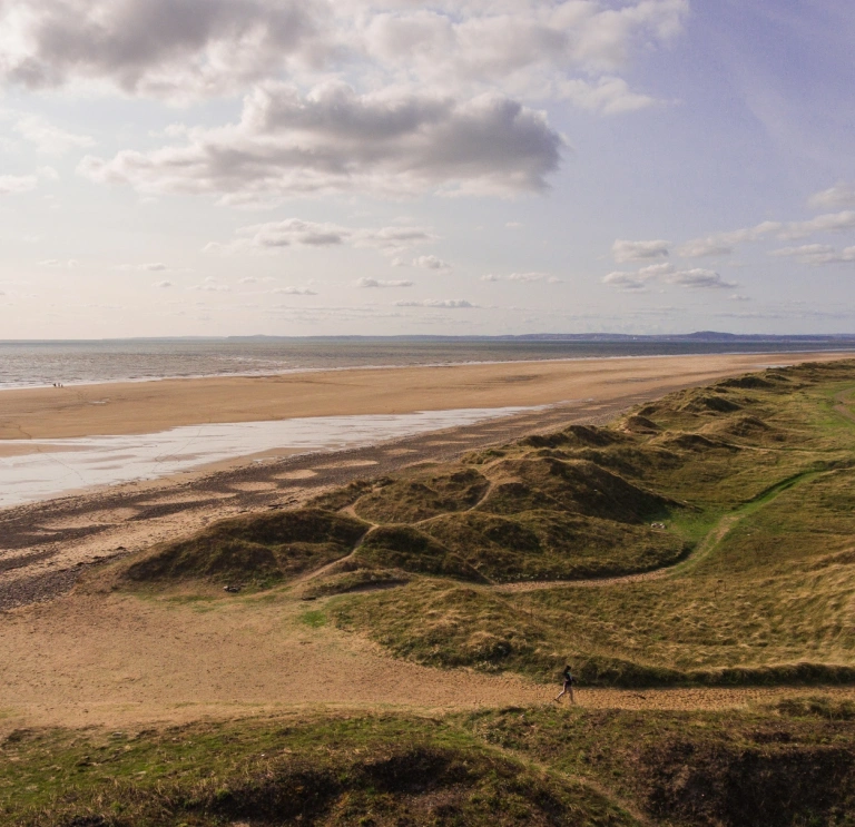 Twyni tywod wrth ymyl traeth