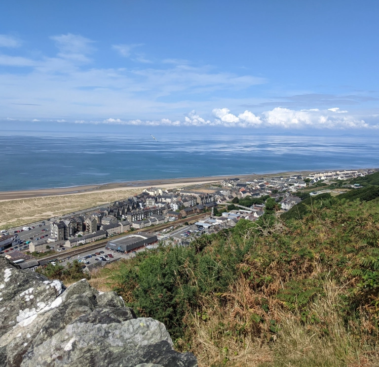 Golygfa o Abermaw gyda'r môr yn y cefndir