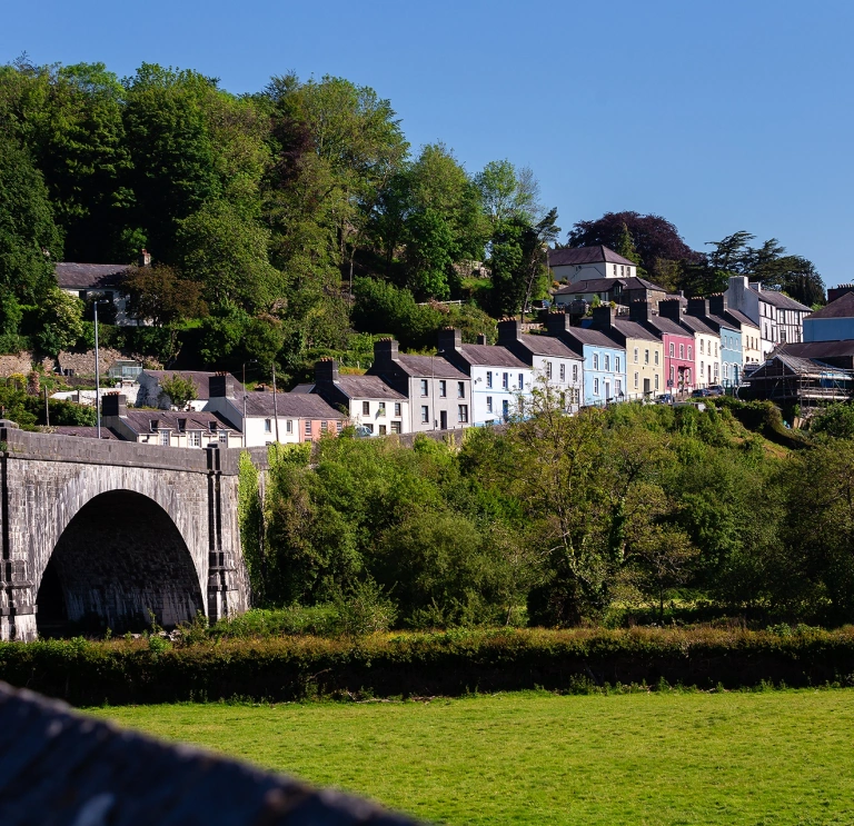 Rhes o dai wedi’u paentio â lliwiau llachar  