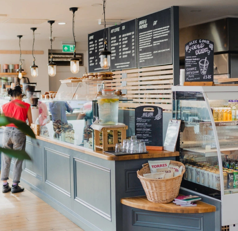 Cownter mewn pobydd gyda chwsmer.