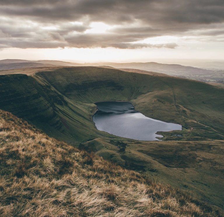 Edrych lawr ar y llyn o ochr y mynydd 