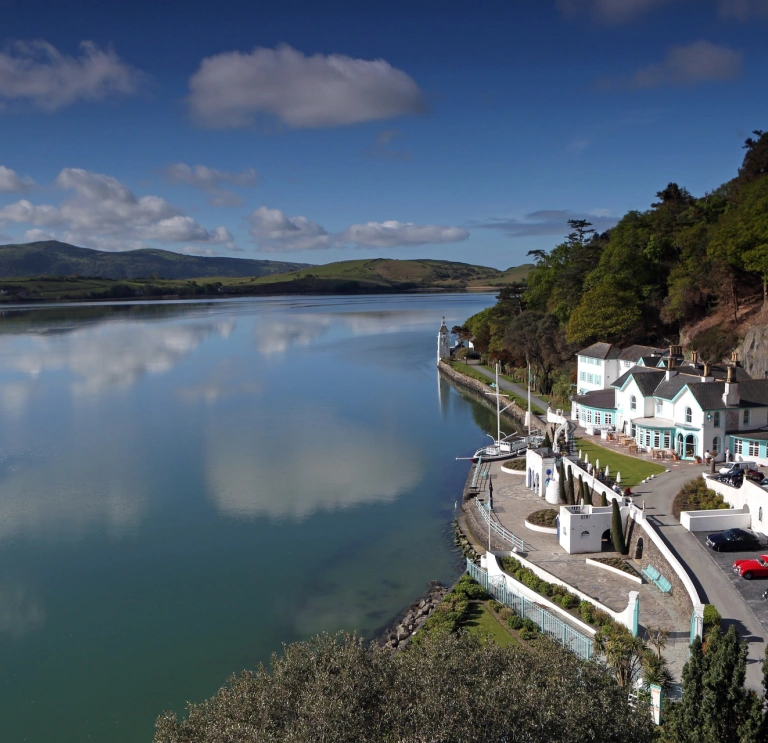Y tu allan i Westy Portmeirion yn edrych i lawr ar yr aber 