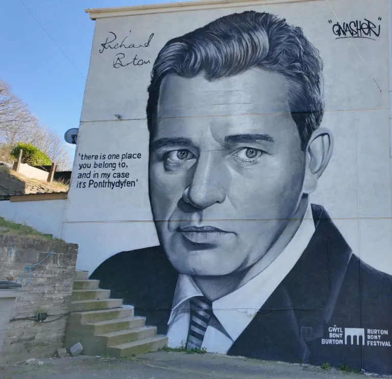 adeilad ac arno furlun anferth o’r actor Richard Burton.