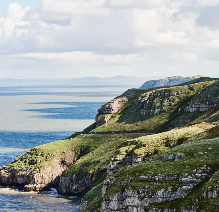 Llun o Ben y Gogarth a'r môr