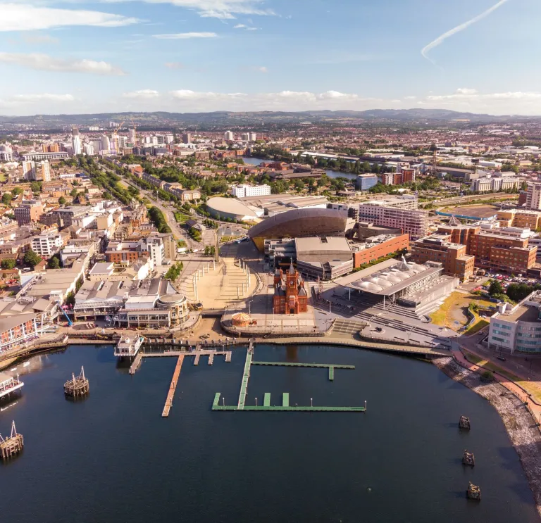 Llun o'r awyr yn edrych i lawr ar Fae Caerdydd
