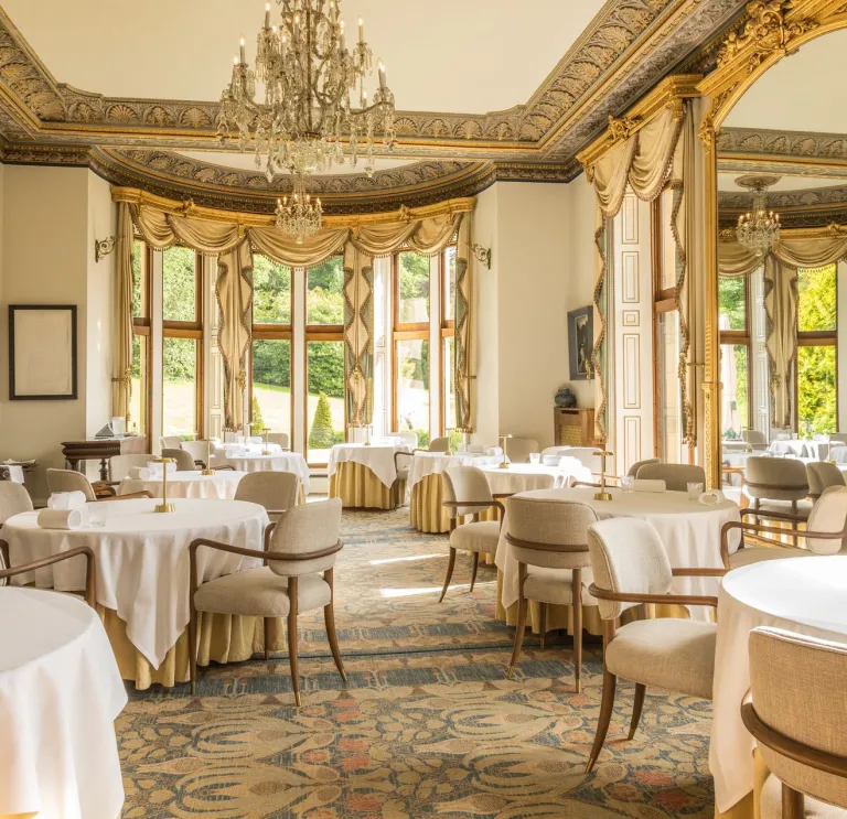 Tu mewn i’r Bwyty Henry Robertson yn Gwesty Neuadd Palé, Gogledd Cymru.