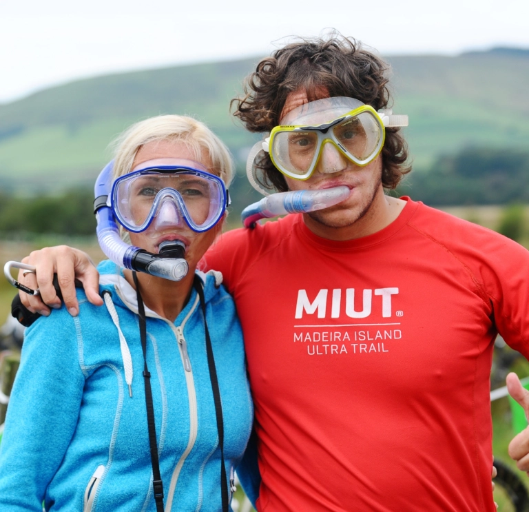 Dyn a menyw yn gwisgo snorcl a gogls