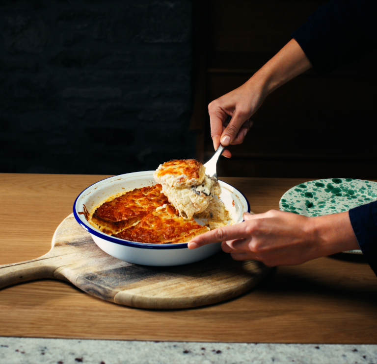 Pwdin caws Cymreig yn cael ei weini 