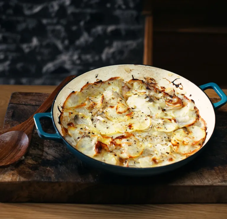 Padell haearn cast hardd wedi'i chyflwyno gyda cacen winwns Cymreig newydd ei goginio