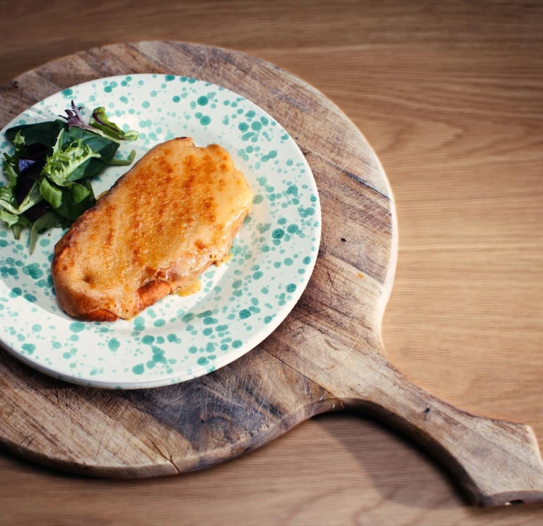 Caws pobi Cymreig ar blat