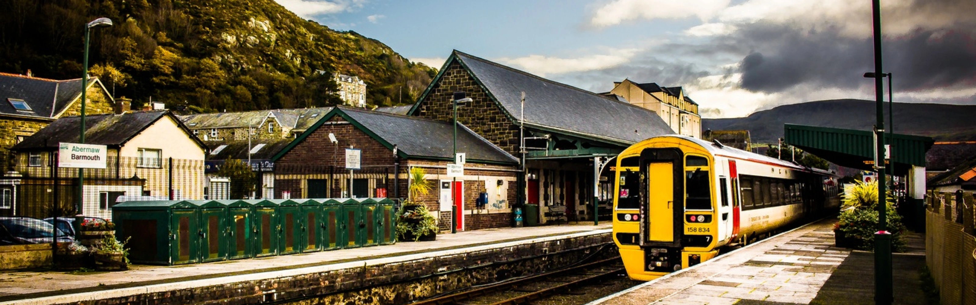 Crwydro Llwybr Arfordir Cymru ar fws a thrên | Croeso Cymru