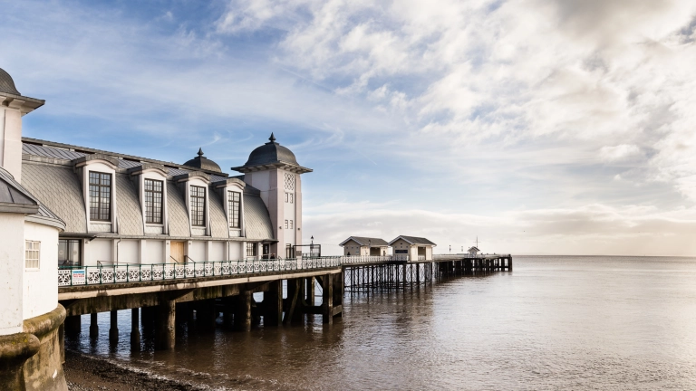 Pier Penarth a'r môr