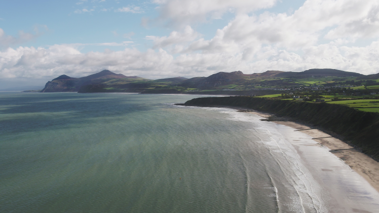 Golygfa o'r môr ar draeth