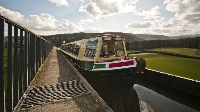 Cwch camlas ar draphont ddŵr Pontcysyllte.