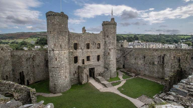 Llun o rhan fewnol Castell Harlech