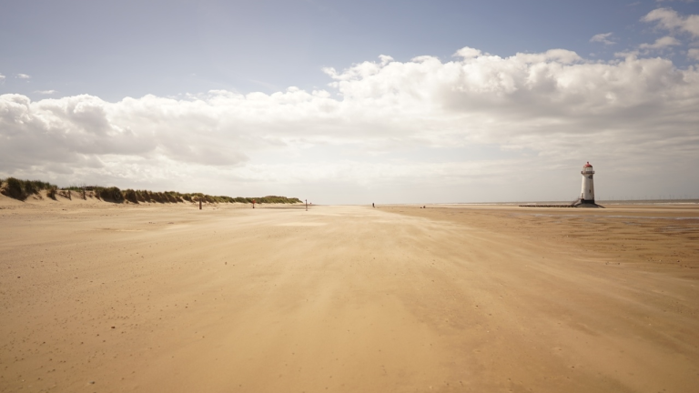 Traeth tywodlyd mawr, braf.