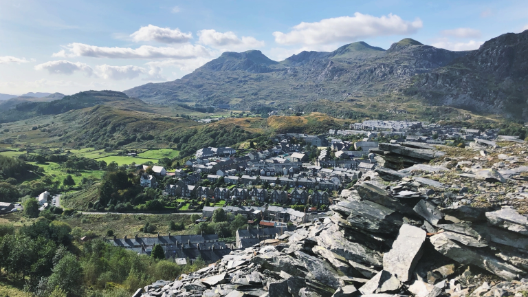 Golygfa o Flaenau Ffestiniog, gyda'r mynyddoedd yn y cefndir.