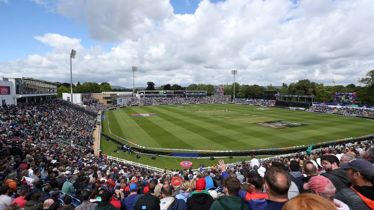 Torfeydd yn stadiwm criced Gerddi Sophia yn gwylio gêm.