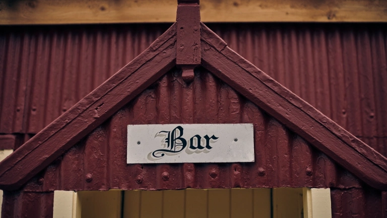 Arwydd Bar ar hen adeilad sinc coch.