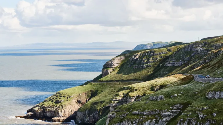 Llun o Ben y Gogarth a'r môr
