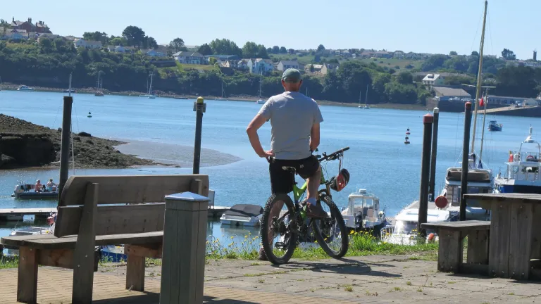 Beiciwr yn edrych ar farina.