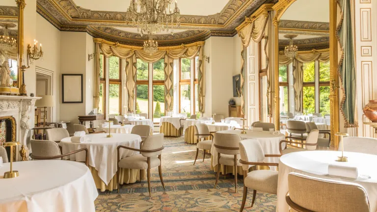 Tu mewn i’r Bwyty Henry Robertson yn Gwesty Neuadd Palé, Gogledd Cymru.