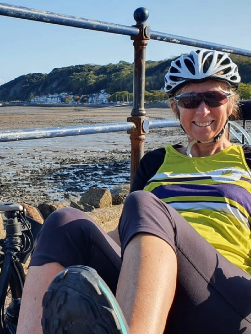 Menyw ar treic gorweddol ar lan y môr