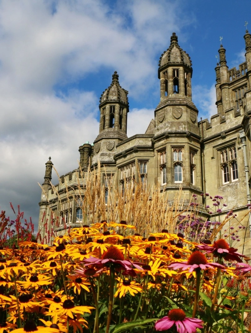 Adeilad ym mharc Margam