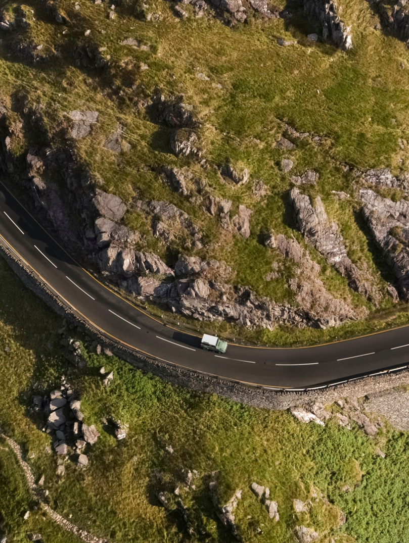 Car yn ymdroelli trwy Nant Gwynant, Eryri