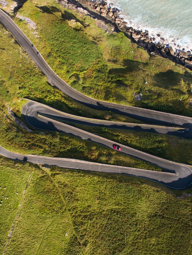 Car yn gyrru ar hyd ffordd igam-ogam ar The Great Orme.