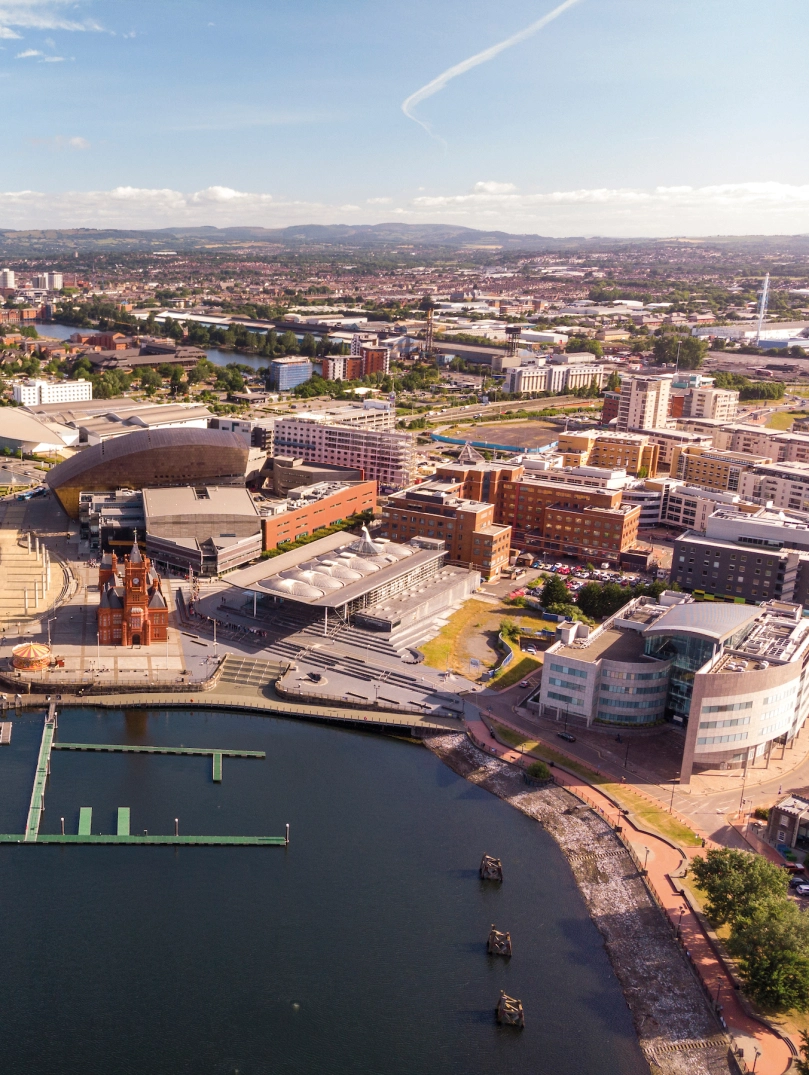 Llun o'r awyr yn edrych i lawr ar Fae Caerdydd