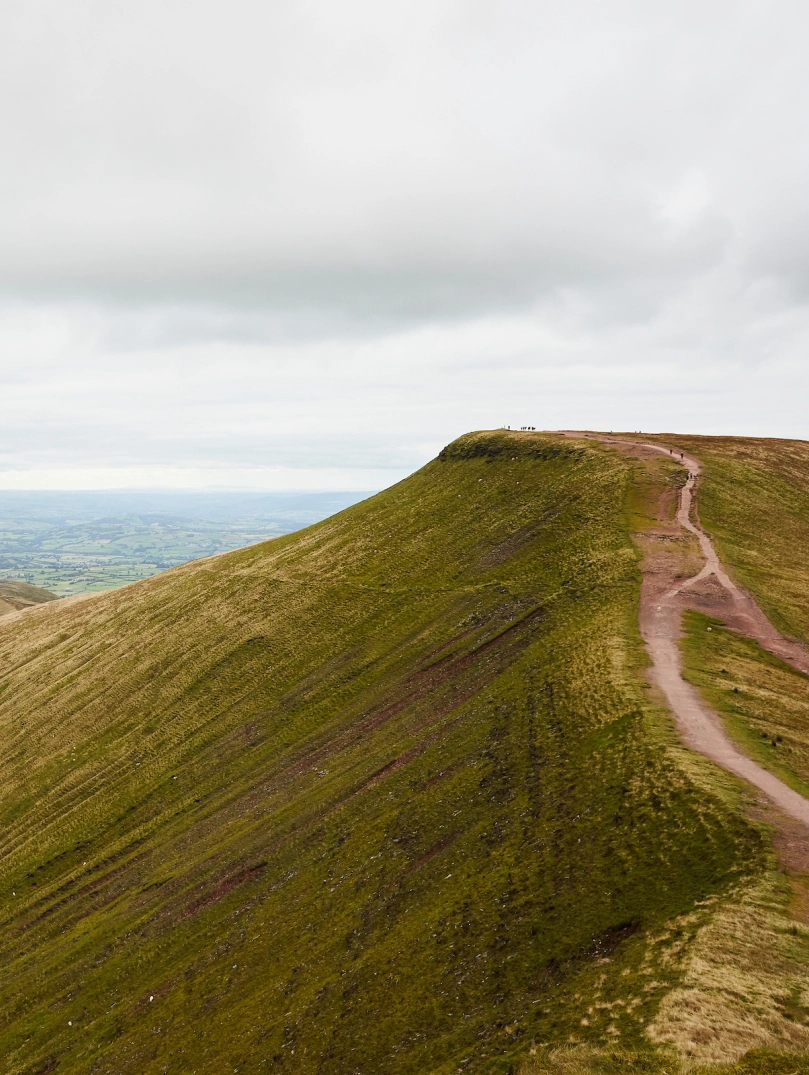 Copa mynydd Pen y Fan, gyda chopaon eraill yn y cefndir