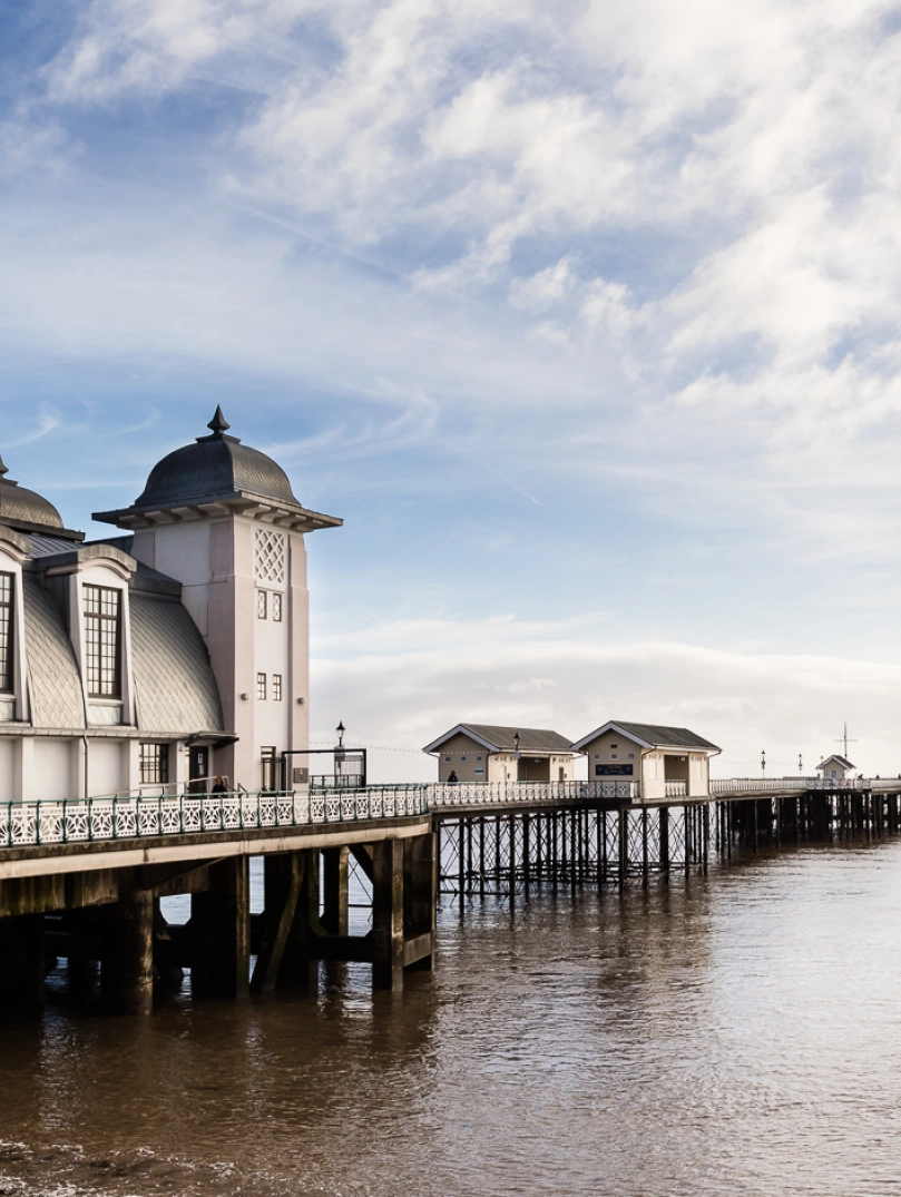 Pier Penarth a'r môr