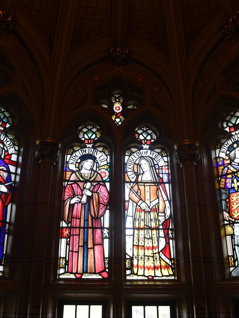 Ffenestri lliw yng Nghastell Caerdydd