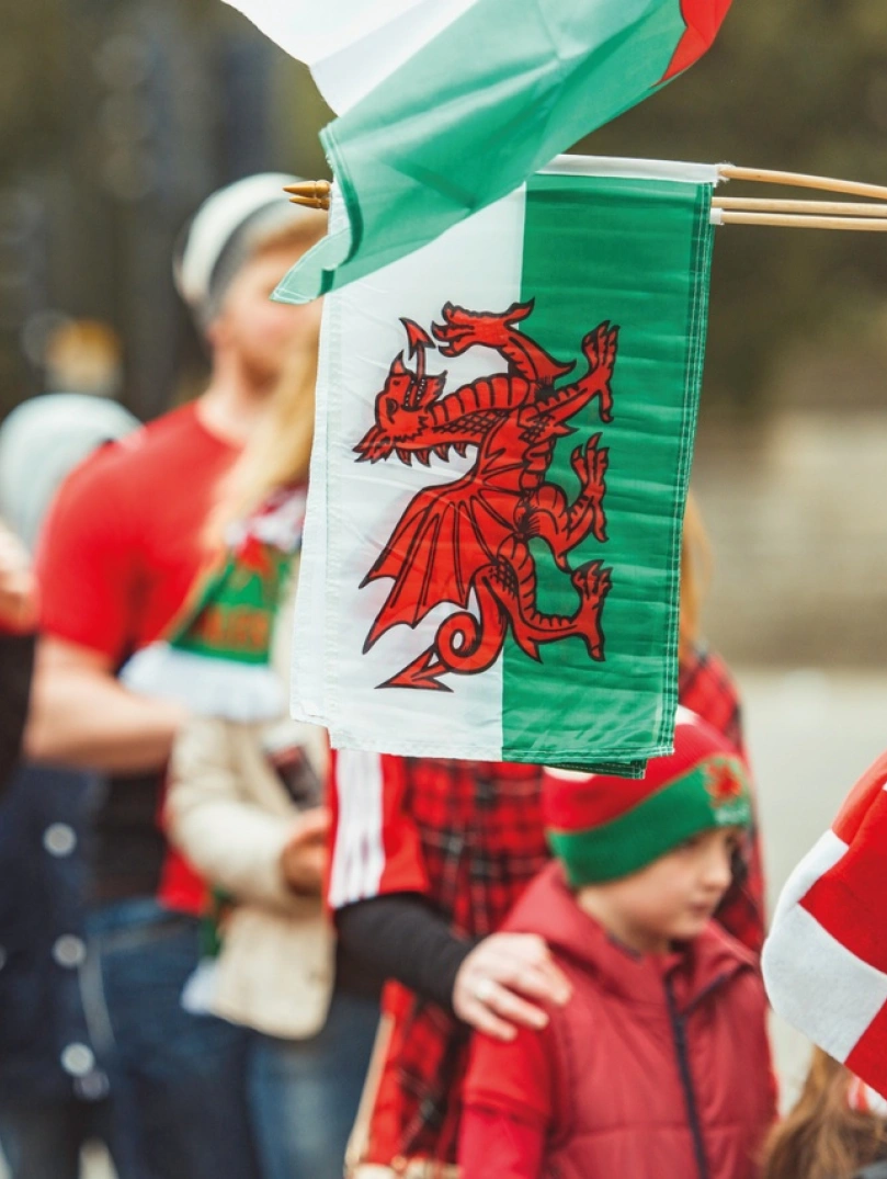 Torfa a baner Cymru.