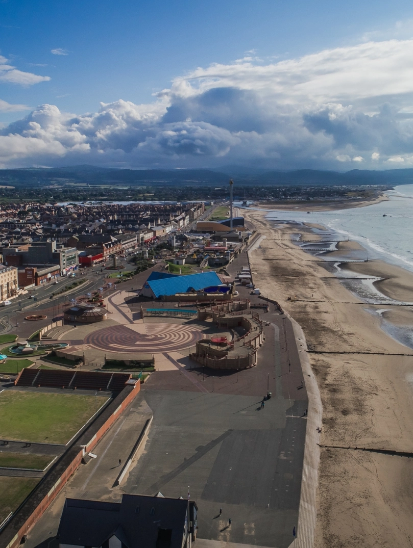 Golwg o lan môr y Rhyl oddi fry.