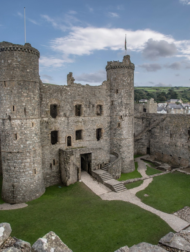 Llun o rhan fewnol Castell Harlech