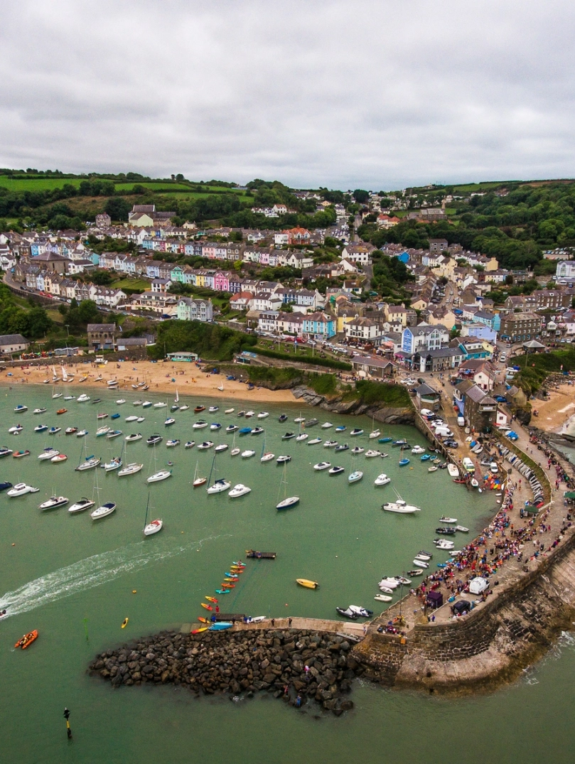 Llun o harbwr a phentref Ceinewydd o'r awyr