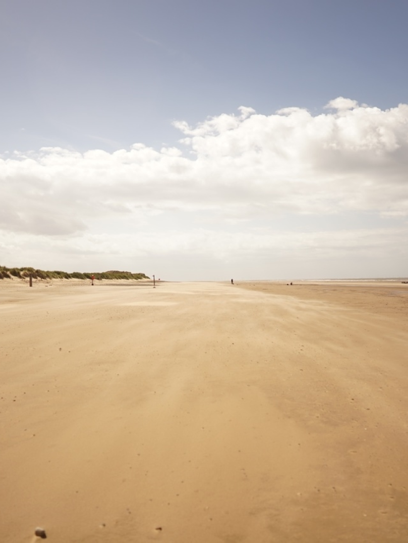 Traeth tywodlyd mawr, braf.