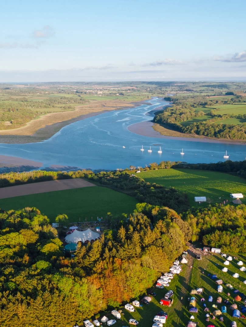 Glannau aber Cleddau, lle mae Afon Caeriw yn cwrdd ag Afon Creswell.
