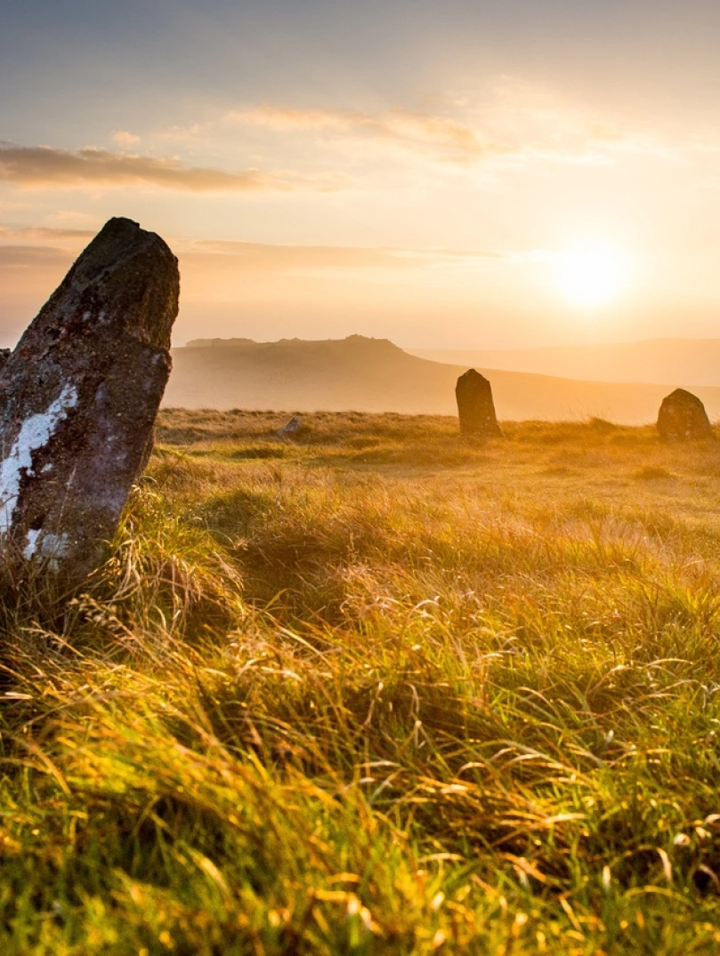 Meini hirion mewn golau haul cynnes