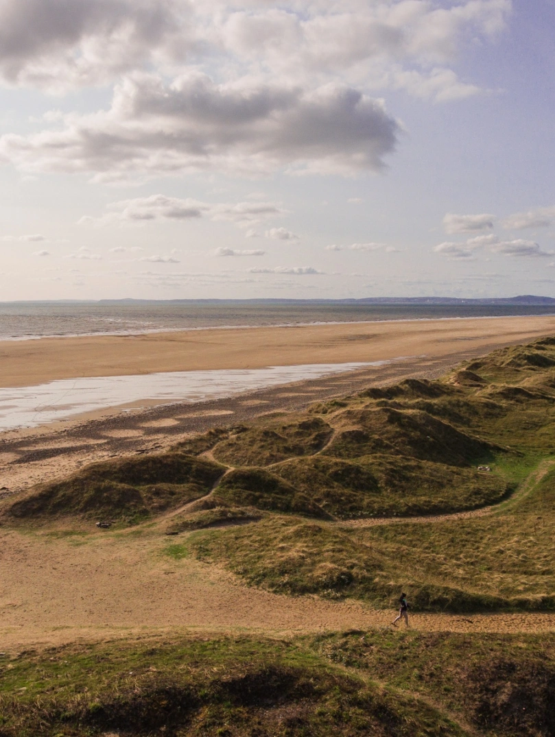 Twyni tywod wrth ymyl traeth