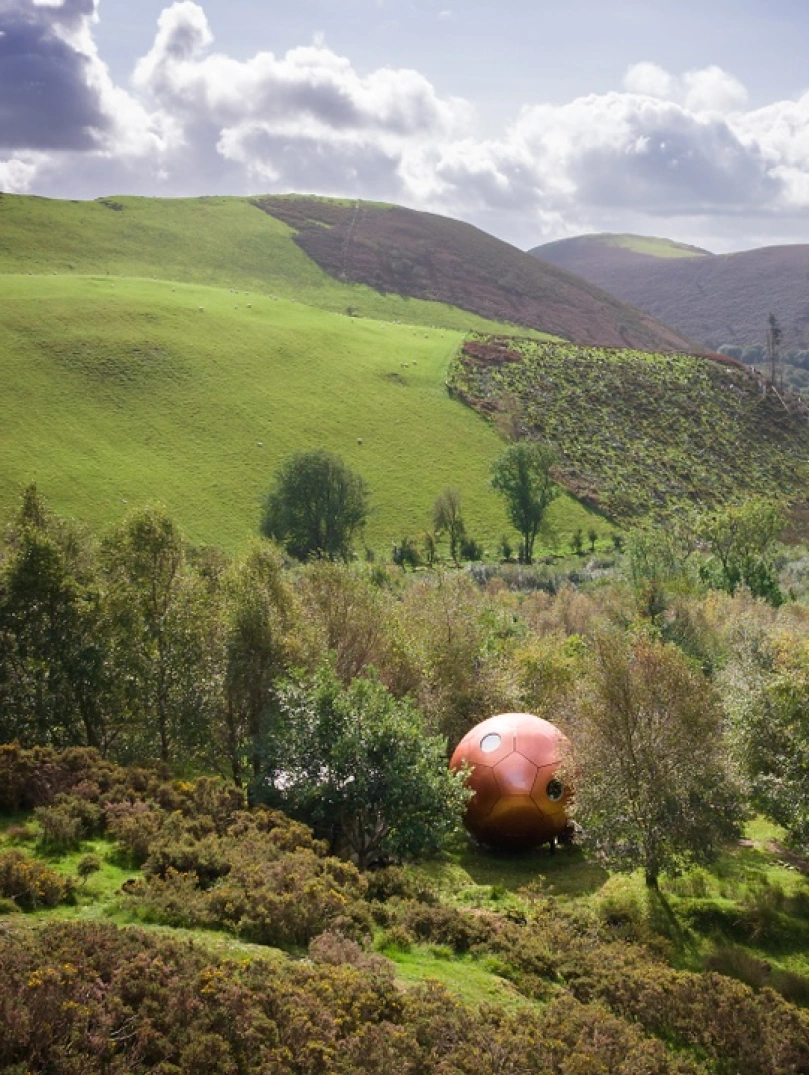 Caban siâp cocŵn yn yr awyr agored sy’n cynnig llety.