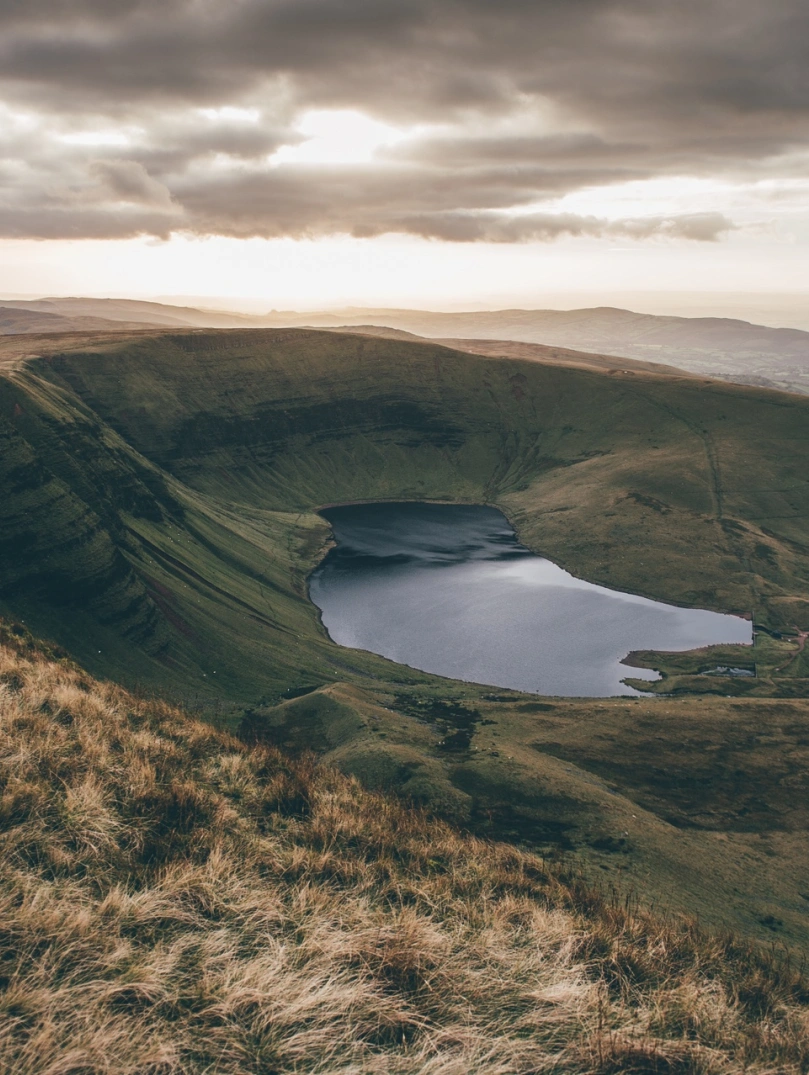 Edrych lawr ar y llyn o ochr y mynydd