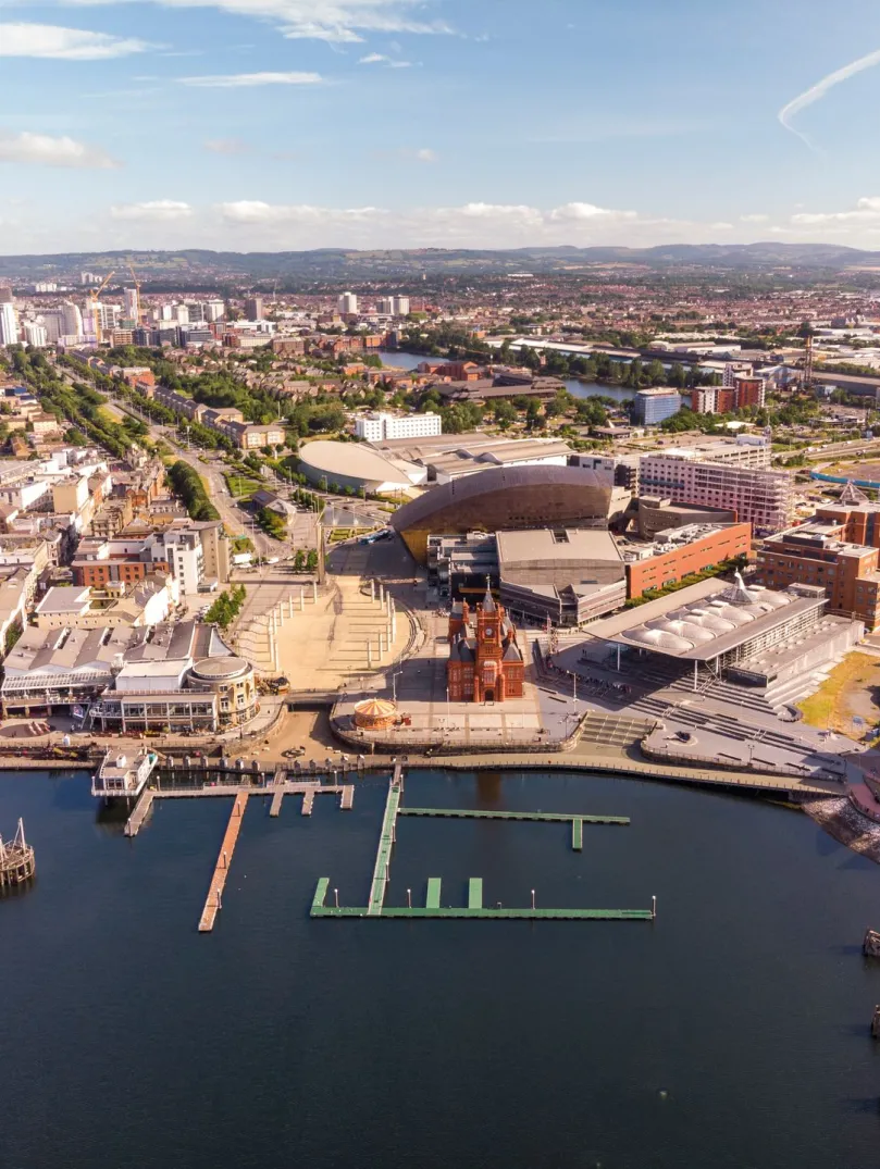 Llun o'r awyr yn edrych i lawr ar Fae Caerdydd