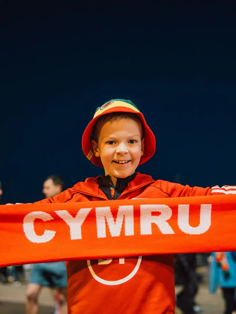 Bachgen efo scarff Cymru