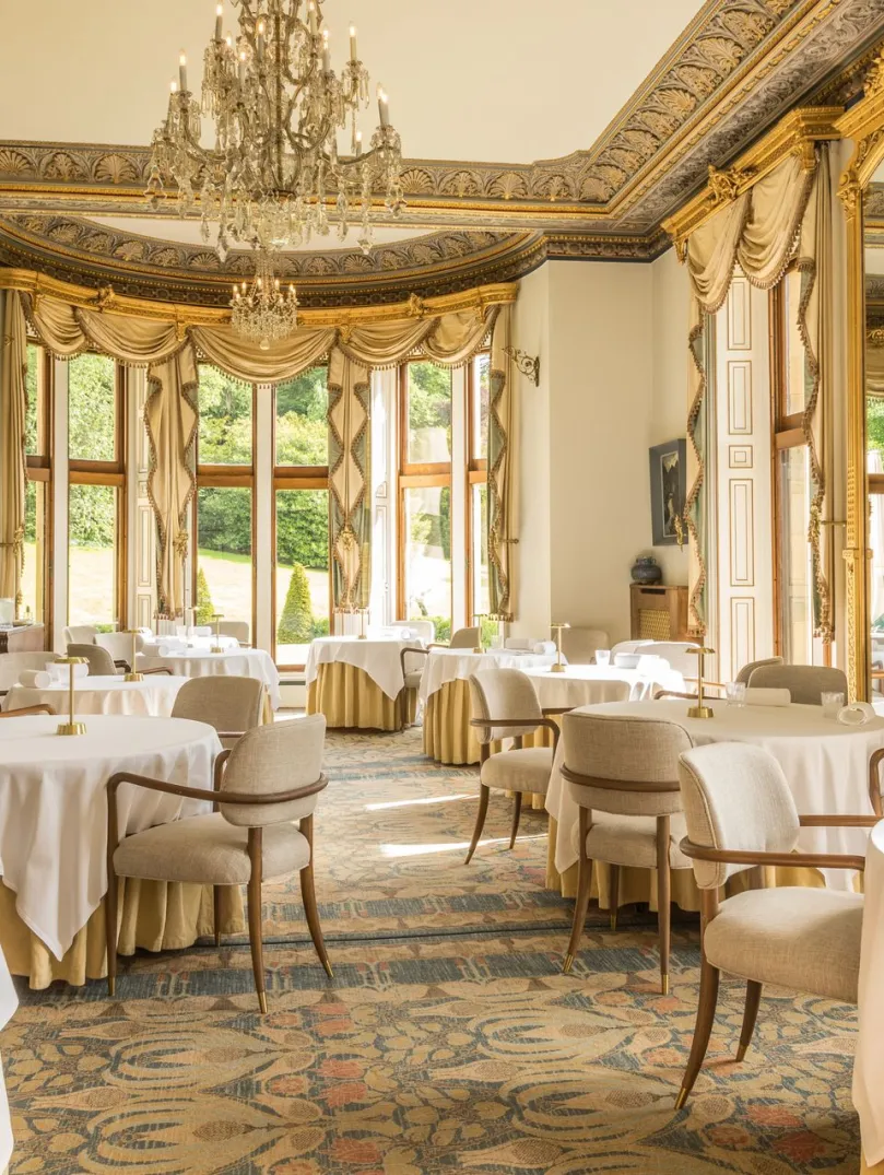 Tu mewn i’r Bwyty Henry Robertson yn Gwesty Neuadd Palé, Gogledd Cymru.