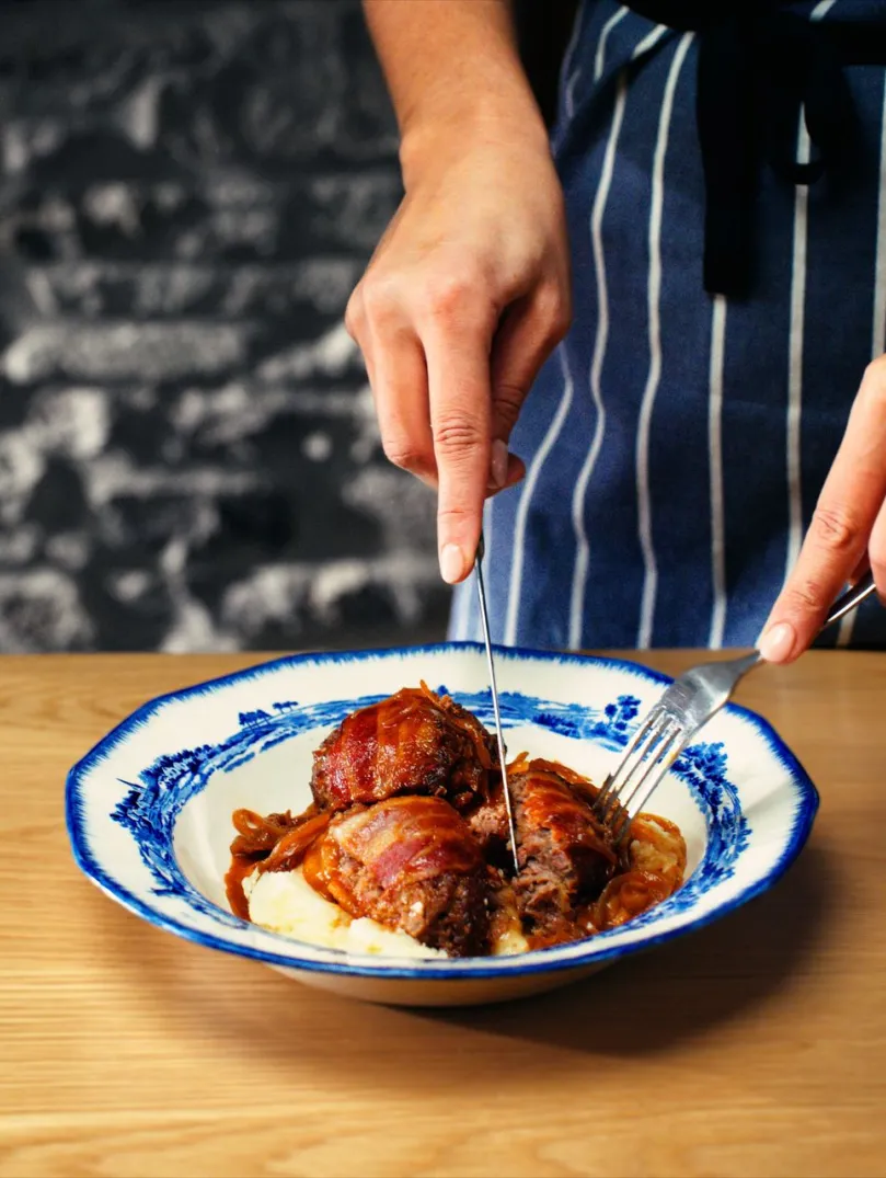 Dysgl gyda fagodau wedi'i weini ar bentwr o stwnsh.